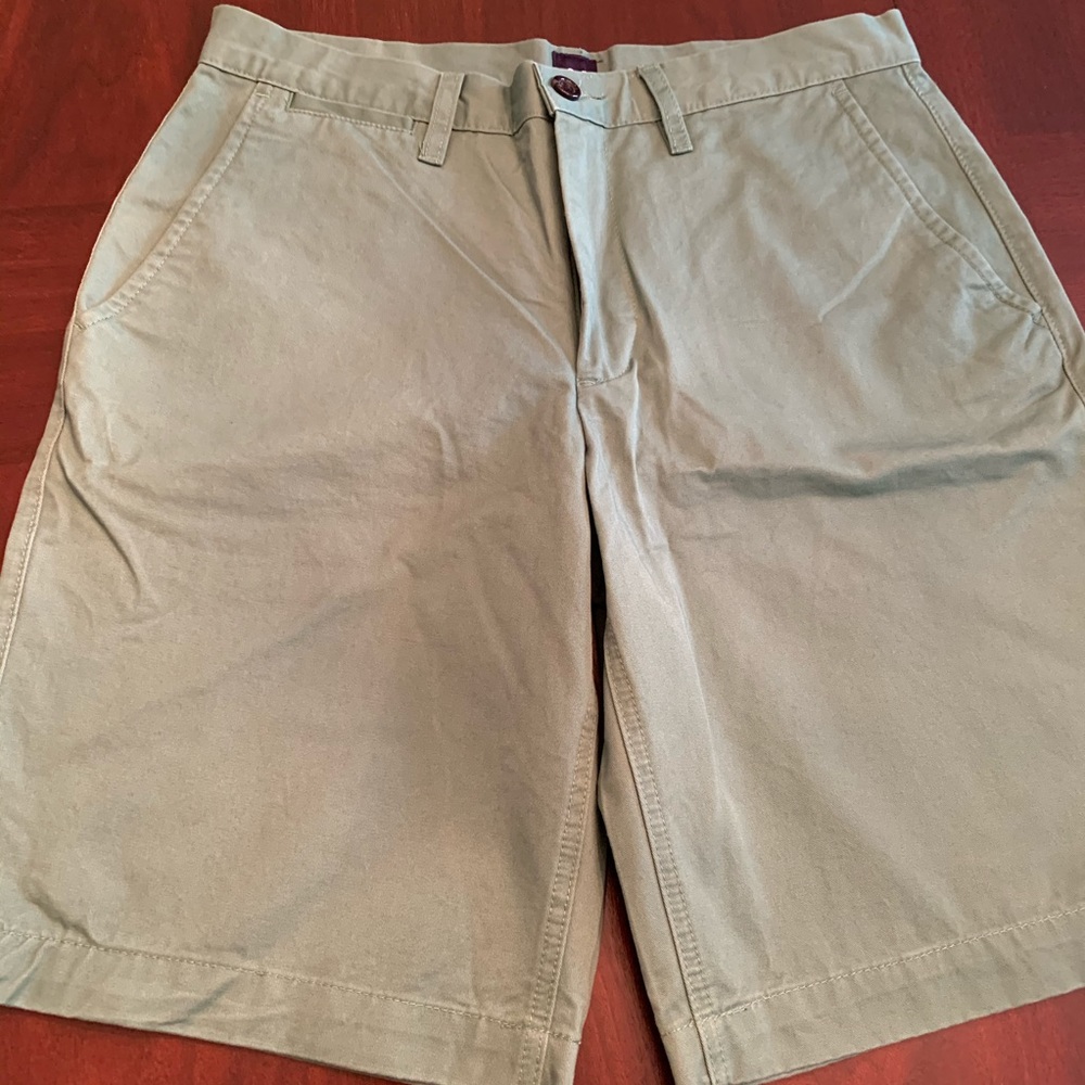 NEW Gap men’s flat front shorts 32” 💚